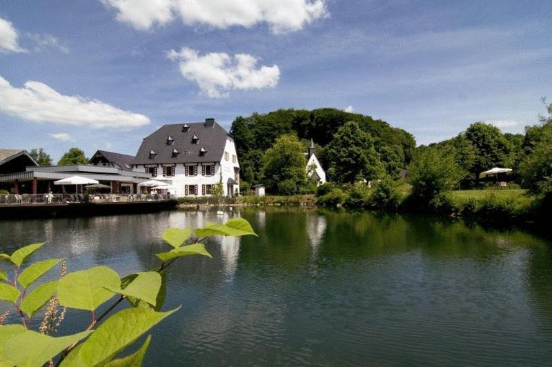 Malteser Komturei Hotel / Restaurant Bergisch Gladbach Exterior foto